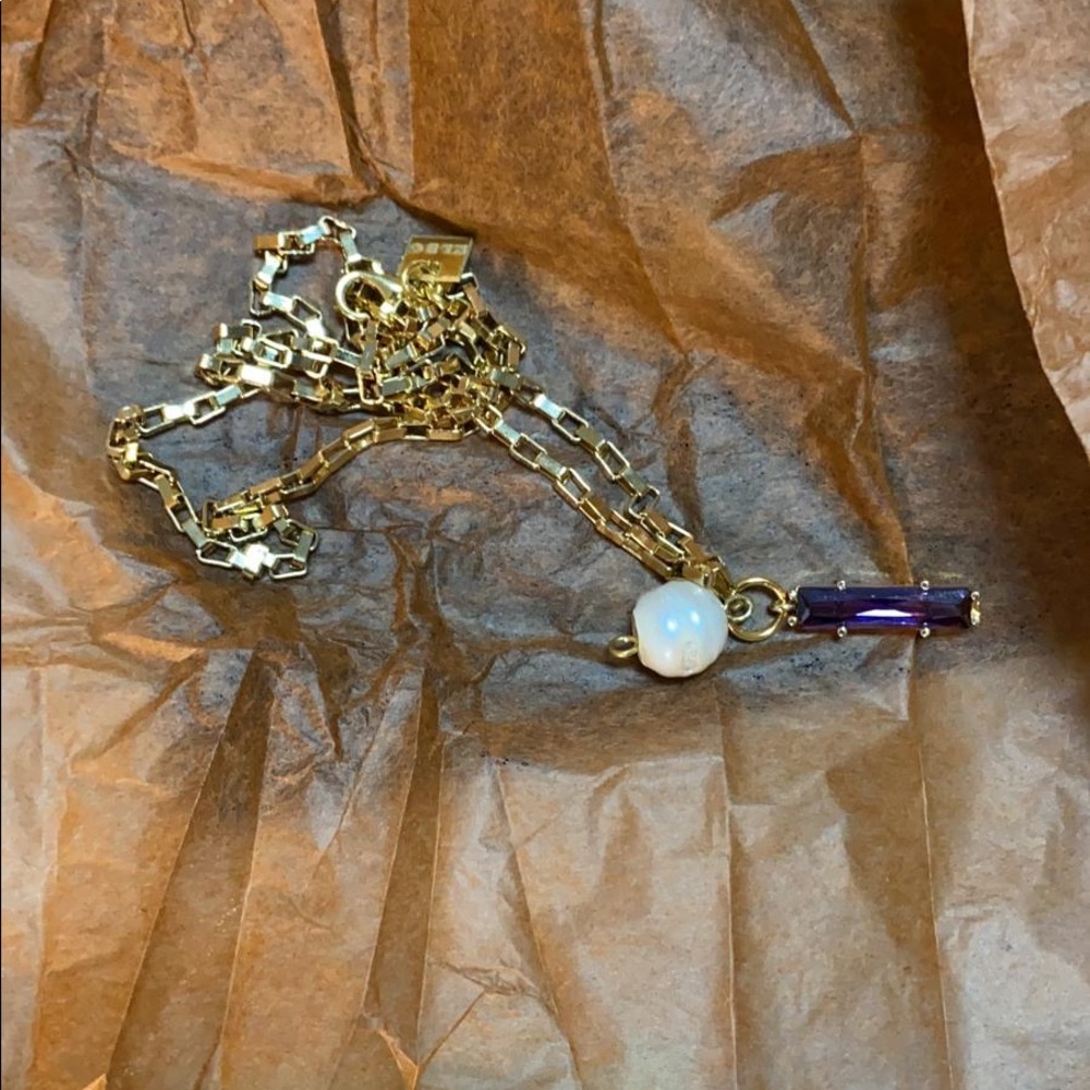 Pearl necklace with gold chain and stone